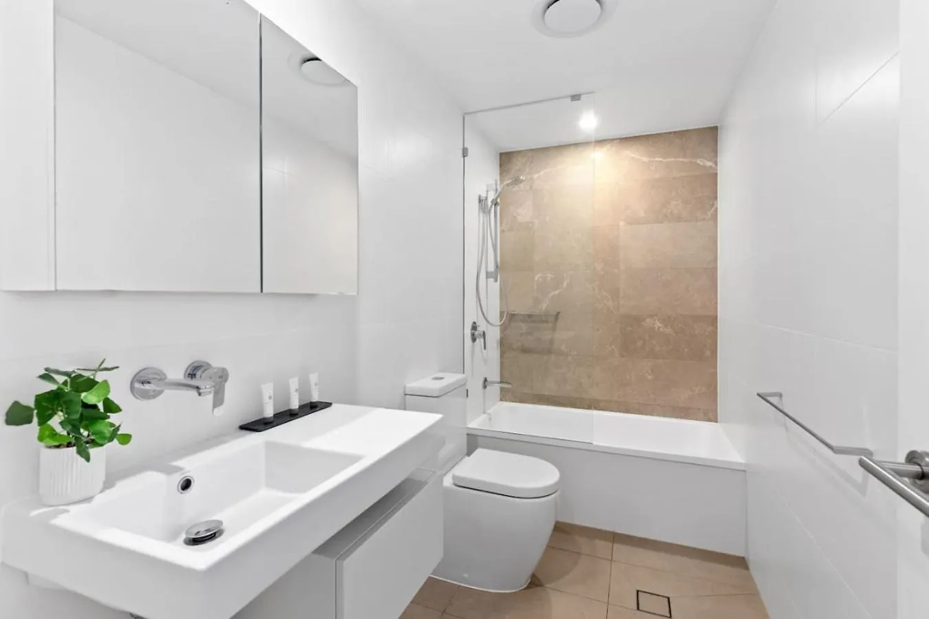 Spacious And Modern 2 Bedroom Apartment In Paradise Gold Coast