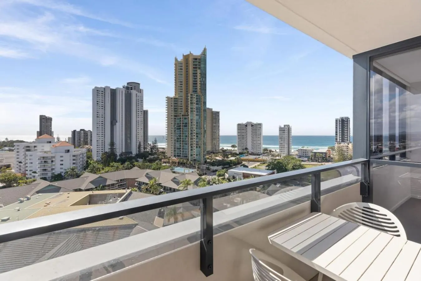Spacious And Modern 2 Bedroom Apartment In Paradise Gold Coast 0*,  Australie