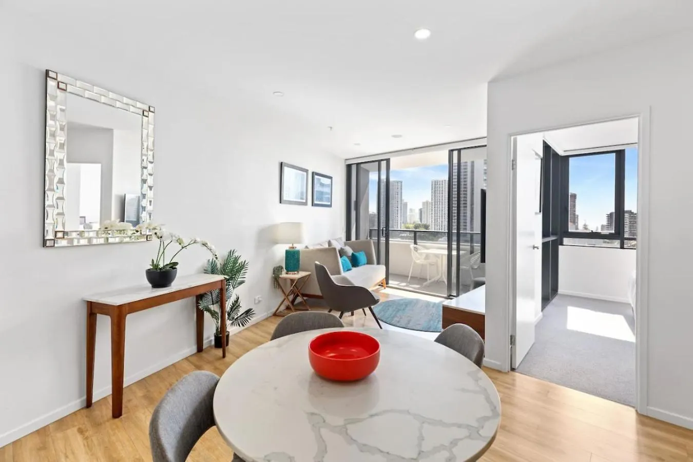 Spacious And Modern 2 Bedroom Apartment In Paradise Gold Coast
